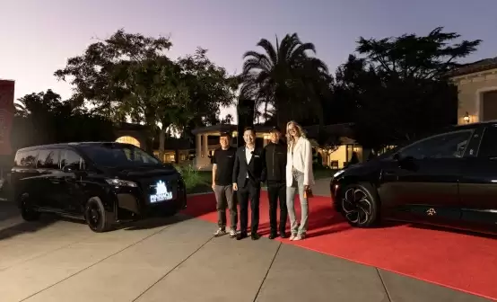 汽车在路上走的人AI