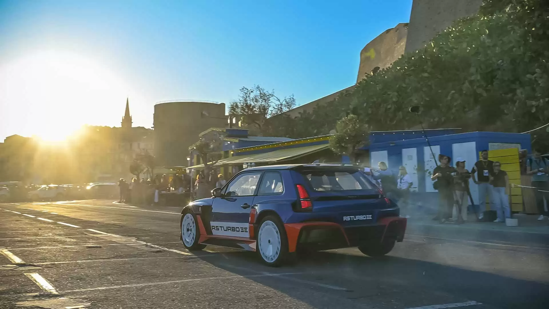 雷诺推出纯电“小钢炮”新车 5 Turbo 3E：555 马力轮毂电机，漂移更轻松