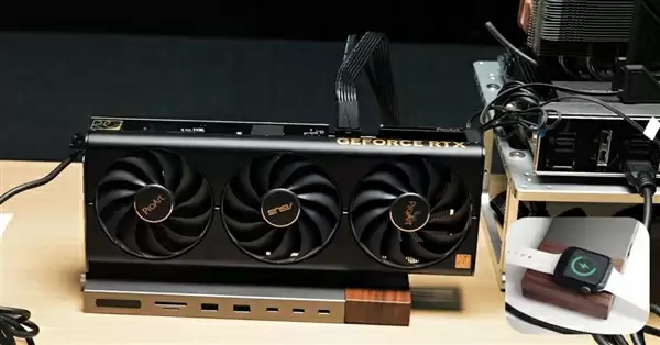 全球首款桌面雷电5显卡坞！集成显示屏、还装进无线充电：价格超2200元