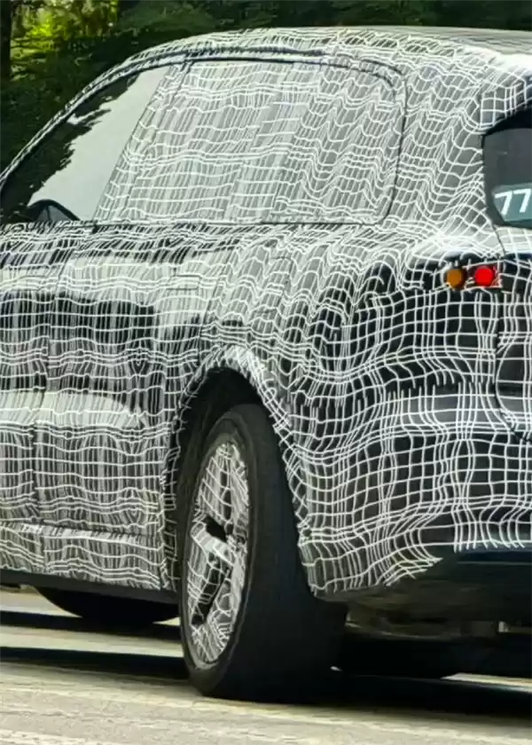 理想L9后轮转向展示