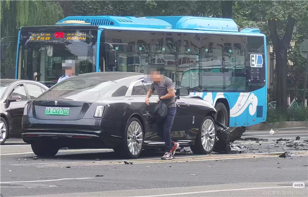 陈震透露劳斯莱斯逆行事故原因:用了辅助驾驶