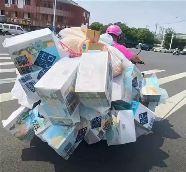 配送员电动车严重超载