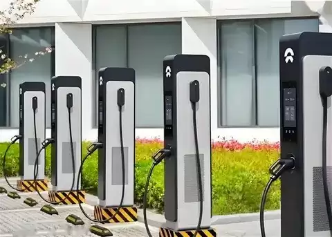 中国建成全球最大充电网络，超快充与换电模式加速布局