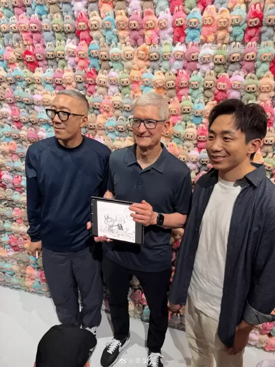 库克现身上海LABUBU展，接班人布局初现端倪