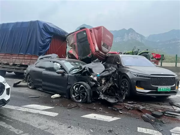 极氪001被大货车追尾报废