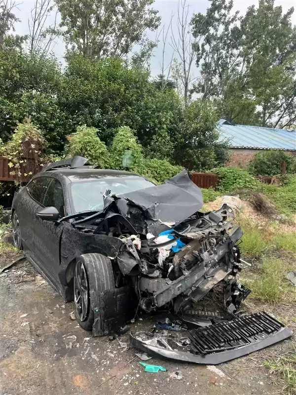 极氪001被大货车追尾报废