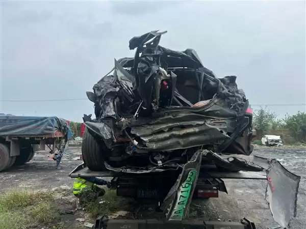 极氪001被大货车追尾报废