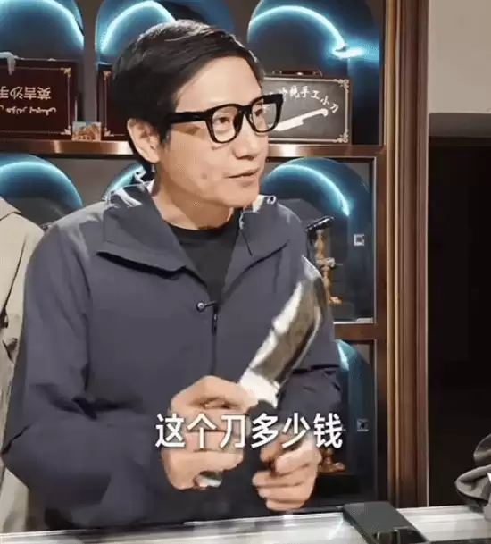 雷军试刀喀什非遗手工艺,8000元英吉沙小刀引热议