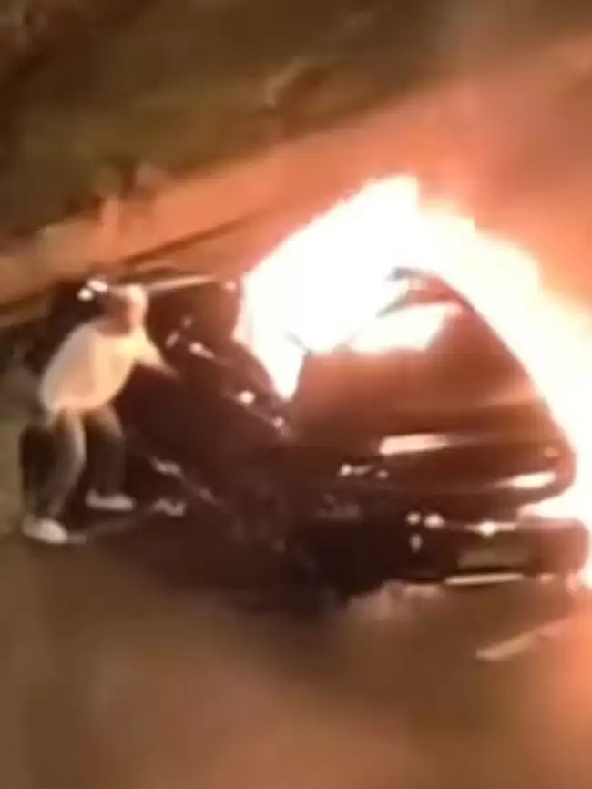 成都一新能源车高速碰撞起火致司机身亡