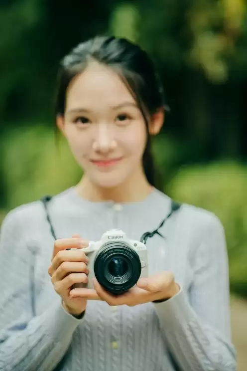 出街潮流时尚又好用的单品--佳能EOS R50