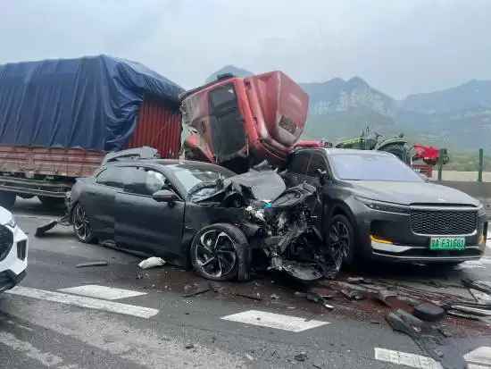 极氪001高速追尾车身完好 全员无恙车主点赞安全设计