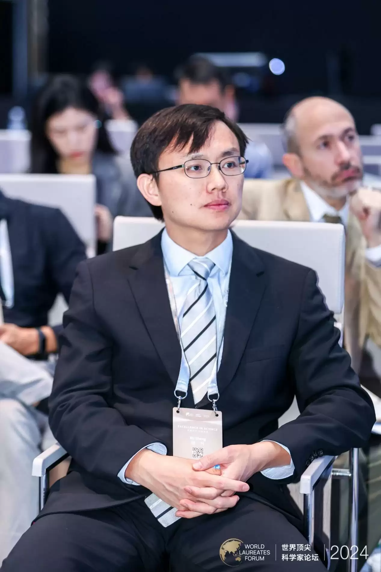 2025世界顶尖科学家论坛将举行，徐升讲述转型背后的“蝴蝶效应” ><br></p>
<p>徐升参加2024世界顶尖科学家论坛</p>
<p>转变方向，但始终着眼于重大问题</p>
<p>2015年组建实验室时，徐升主要关注基础功能材料的生长和制备。但随着研究的深入，他的研究方向逐渐转向了器件加工和用于健康监测与人机接口的生物集成电子设备。到现在，课题组超过70%的精力都放在了柔性可穿戴超声器件上。

“扪心自问，我还是希望做些基础研究。但这些年来不得不把课题组‘塑造’成一个聚焦应用研究的团队。”徐升坦言，“这个转变，我认为是被动的。从社会需求、基金导向的角度来说，要让课题组‘活下去’，我们只能顺势而为。”

不过，无论研究方向如何变化，徐升课题组的宗旨从未改变——从大处着眼，专注于解决重大问题。

坚持这点并不容易。徐升过去开展的众多工作，无一不是靠时间和人力“堆砌”出来的。这也可以从他的论文中看出——多个团队合作完成、数据详实、补充说明上百页。

“我们很幸运，不少重大问题最后都有了不错的‘归宿’。”徐升说道。</p>
<p>柔性可穿戴超声设备正是其中之一。早在本世纪初，就有学者提出了可穿戴超声设备的设想，但由于违背了一些传统的成像原理，这个方向逐步被淡忘了。徐升团队开展的系列工作，则证实了该设想的可行性，让“大家重新对这个领域燃起了希望”。</p>
<p><img loading=