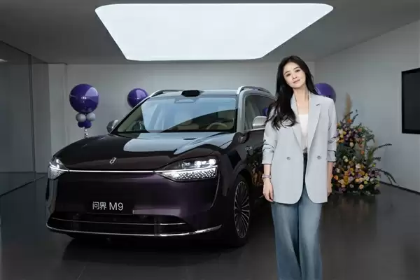 演员蒋欣成问界M9车主:选了银境紫全新配色