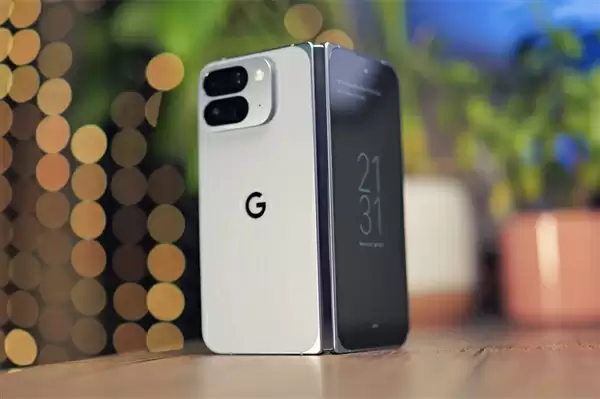 博主徒手掰弯谷歌Pixel 10 Pro Fold时手机突然起火爆炸：第一次遇到这种情况