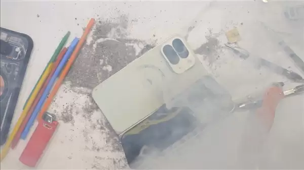 博主徒手掰弯谷歌Pixel 10 Pro Fold时手机突然起火爆炸：第一次遇到这种情况