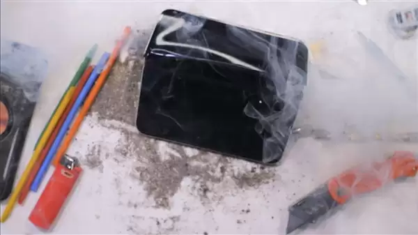 博主徒手掰弯谷歌Pixel 10 Pro Fold时手机突然起火爆炸：第一次遇到这种情况