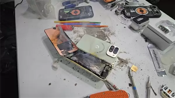 博主徒手掰弯谷歌Pixel 10 Pro Fold时手机突然起火爆炸：第一次遇到这种情况