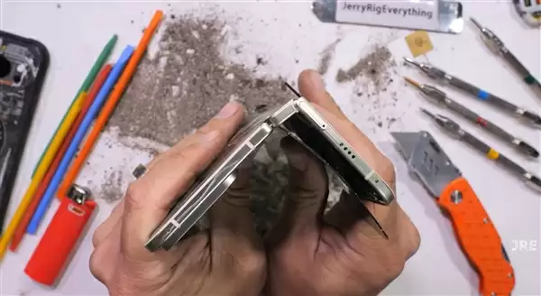 博主徒手掰弯谷歌Pixel 10 Pro Fold时手机突然起火爆炸：第一次遇到这种情况