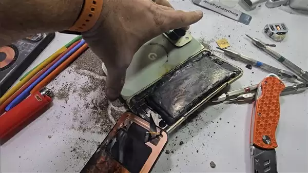 博主徒手掰弯谷歌Pixel 10 Pro Fold时手机突然起火爆炸：第一次遇到这种情况