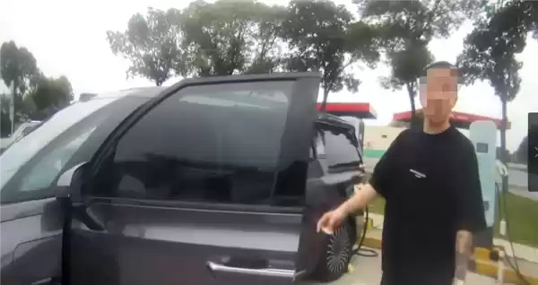 男子高速上开到仅剩1%电量 倒车去服务区充电 12分没了