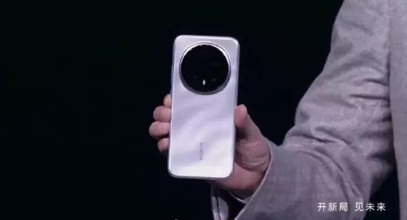 荣耀Magic8系列搭载荣耀AI自然光绿洲护眼屏：行业首发专业级环境光检测