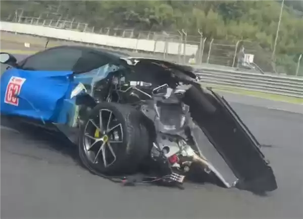 浙赛一莲花Emira 200码失控撞墙 车头车尾撞散架:驾驶员没事