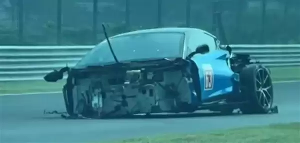 浙赛一莲花Emira 200码失控撞墙 车头车尾撞散架:驾驶员没事