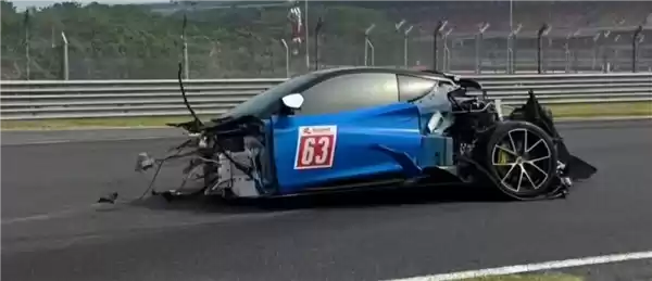 浙赛一莲花Emira 200码失控撞墙 车头车尾撞散架:驾驶员没事