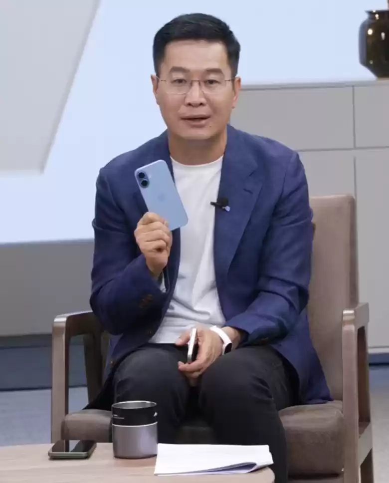 卢伟冰透露有大量 iPhone 用户换机小米 17,Pro 系列销量大概是上代三倍