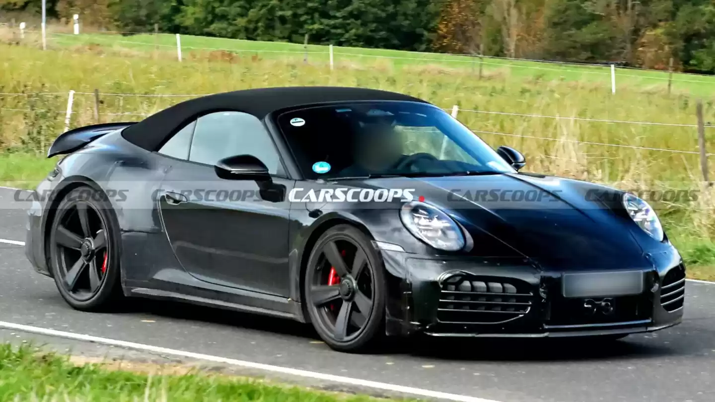 保时捷新“西装暴徒”：911 Turbo Touring 敞篷超跑曝光，701 马力、0-96 公里 / 小时加速约 2.5 秒