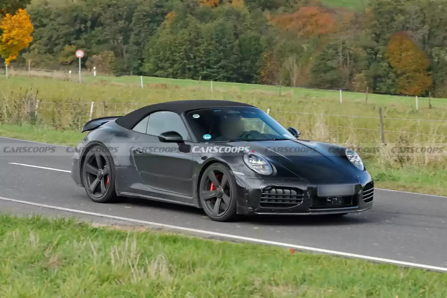 保时捷新“西装暴徒”：911 Turbo Touring 敞篷超跑曝光，701 马力、0-96 公里 / 小时加速约 2.5 秒