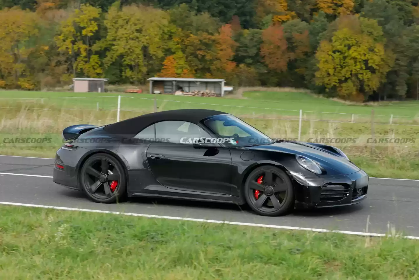 保时捷新“西装暴徒”：911 Turbo Touring 敞篷超跑曝光，701 马力、0-96 公里 / 小时加速约 2.5 秒