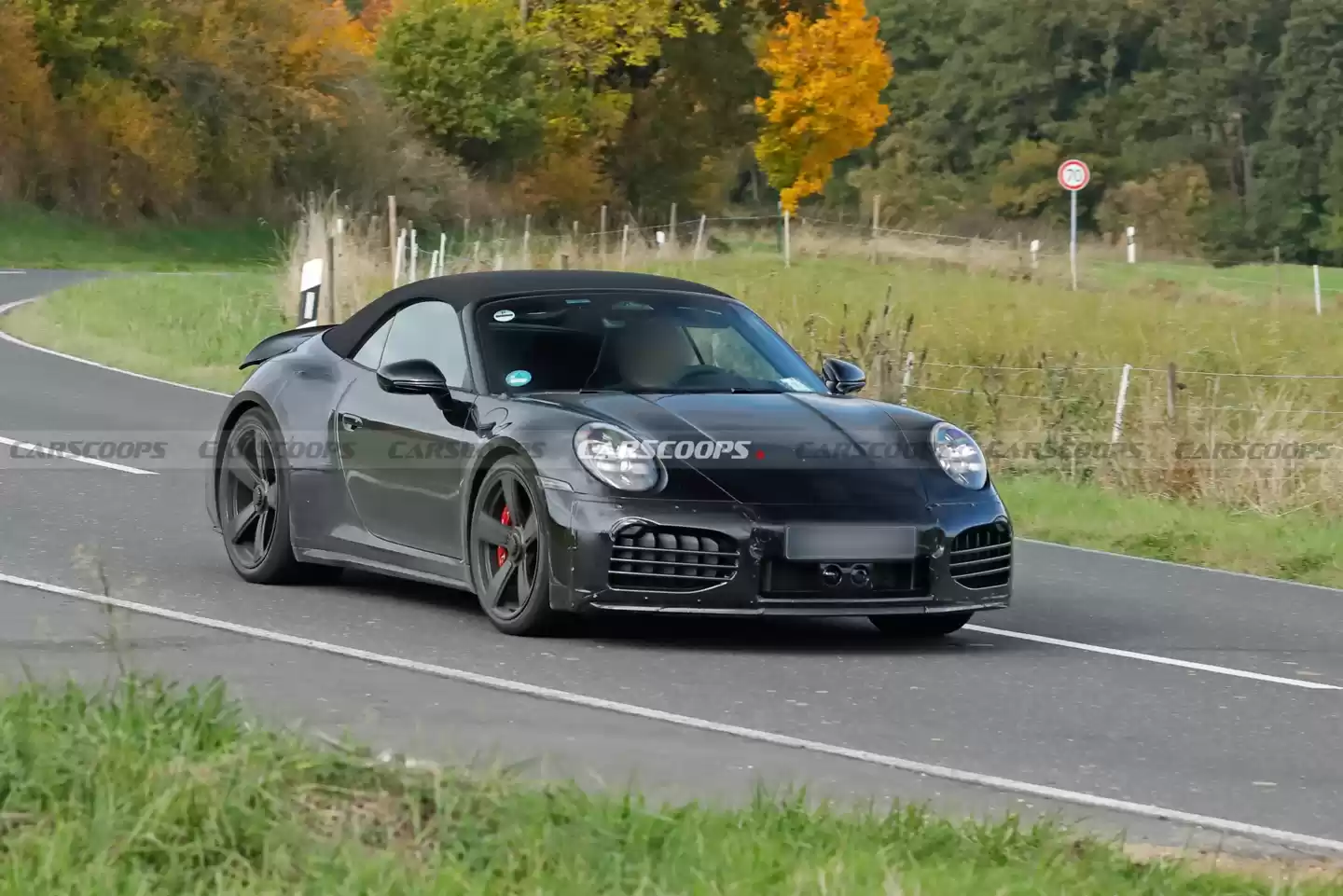 保时捷新“西装暴徒”：911 Turbo Touring 敞篷超跑曝光，701 马力、0-96 公里 / 小时加速约 2.5 秒