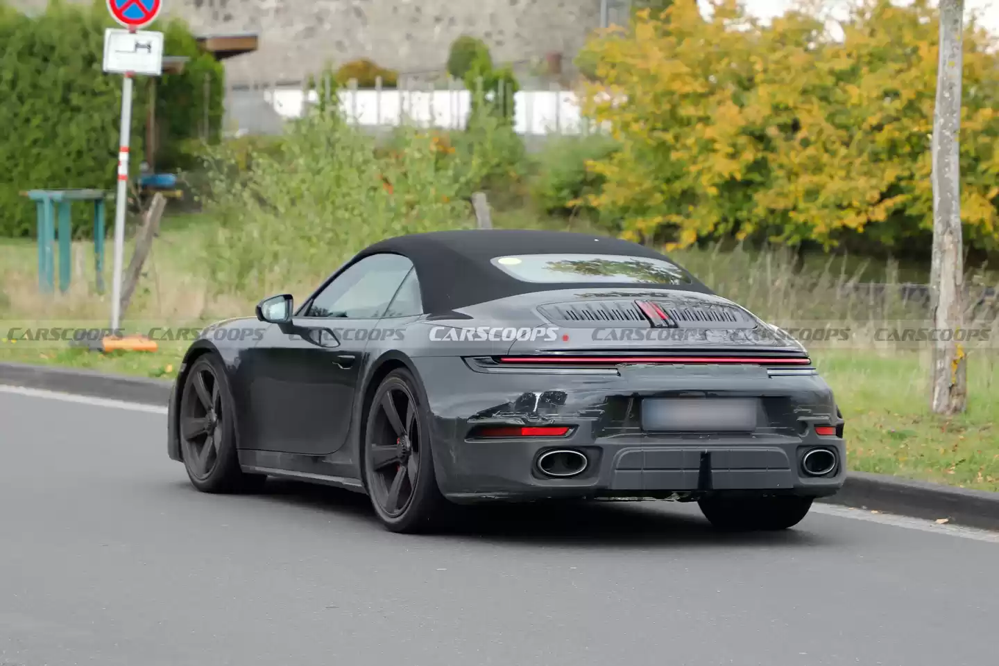 保时捷新“西装暴徒”：911 Turbo Touring 敞篷超跑曝光，701 马力、0-96 公里 / 小时加速约 2.5 秒