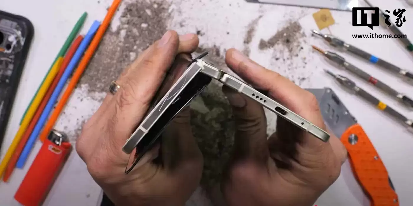 十年来头一遭：谷歌 Pixel 10 Pro Fold 折叠屏手机弯折测试中电池破裂起火