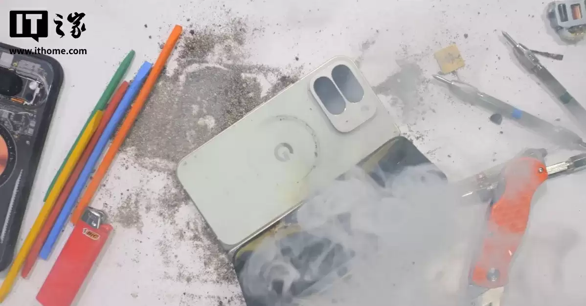 十年来头一遭：谷歌 Pixel 10 Pro Fold 折叠屏手机弯折测试中电池破裂起火