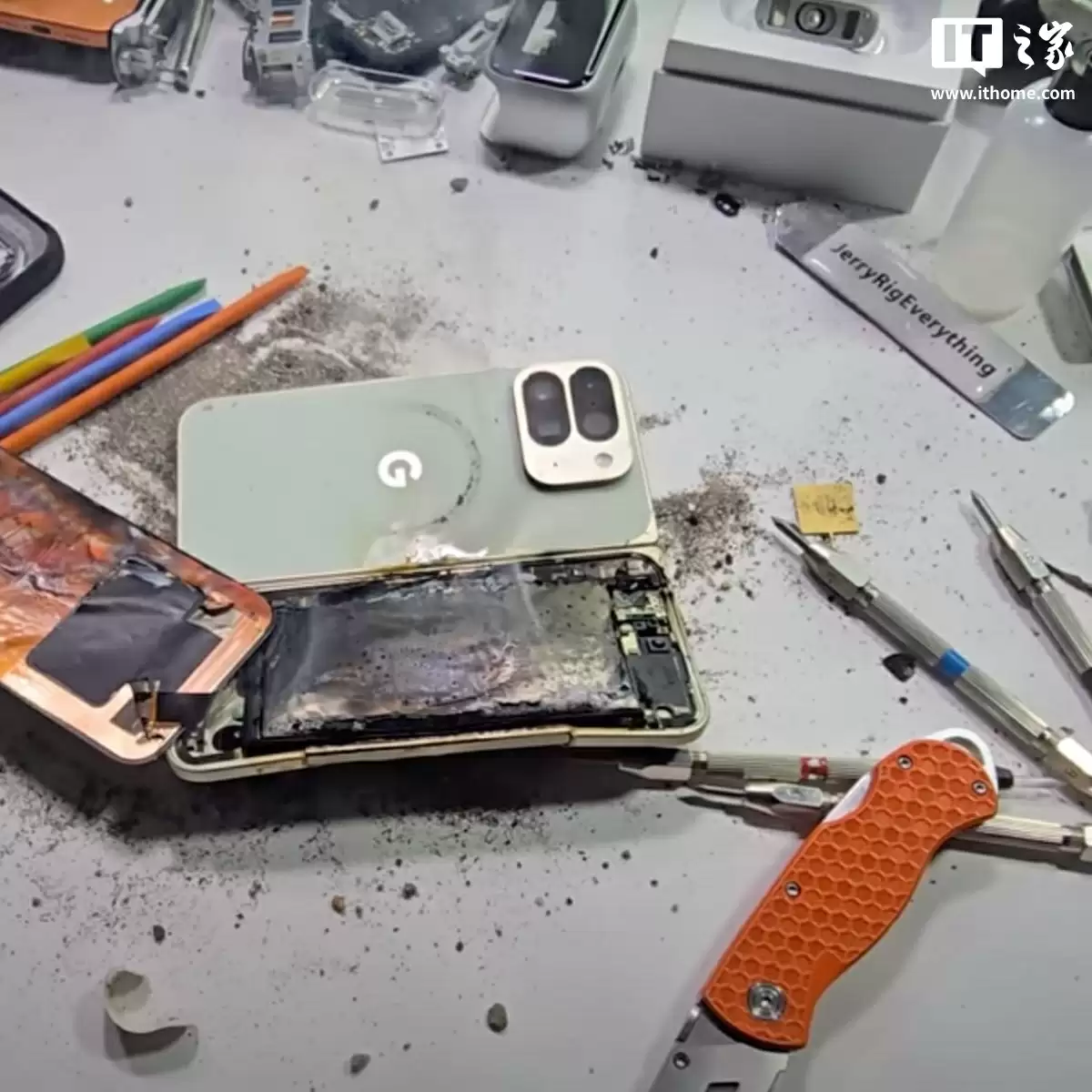 十年来头一遭：谷歌 Pixel 10 Pro Fold 折叠屏手机弯折测试中电池破裂起火