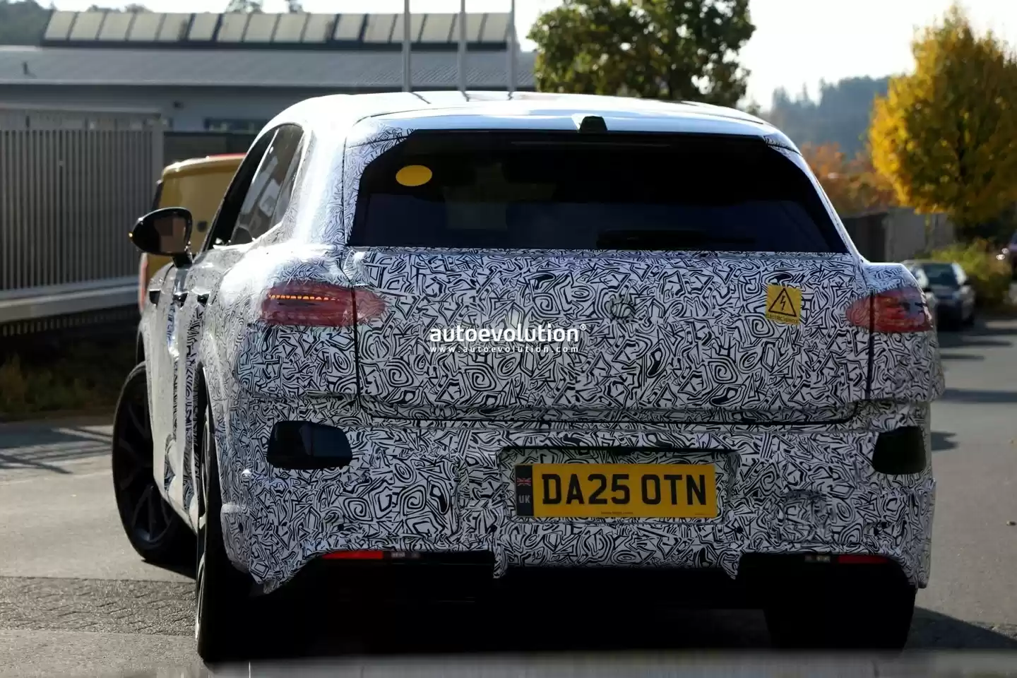 宾利首款电动 SUV 路测图曝光：WLTP 工况 560 公里 + 近 1000 马力