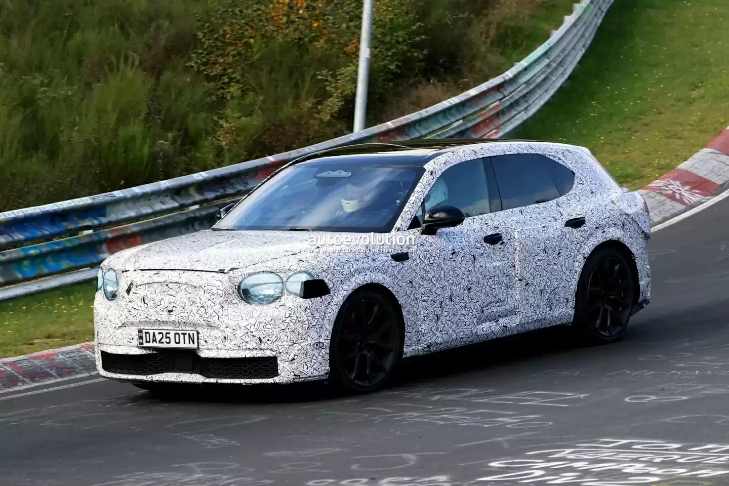 宾利首款电动 SUV 路测图曝光：WLTP 工况 560 公里 + 近 1000 马力