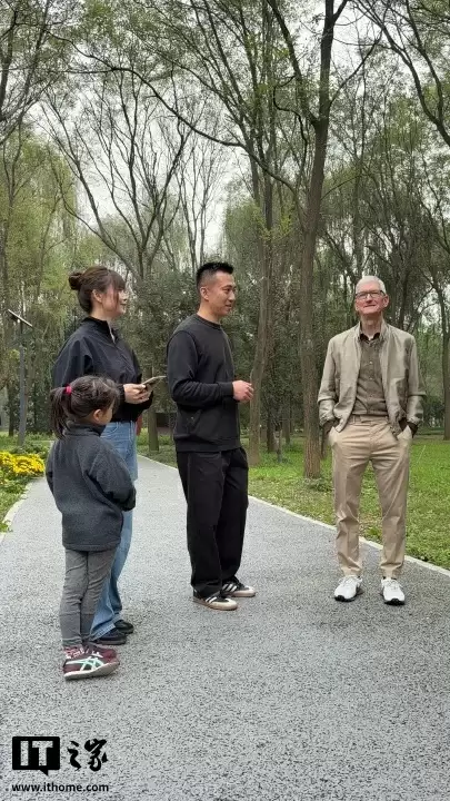 苹果 CEO 库克现身北京，同开发者散步聊天