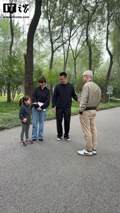 苹果 CEO 库克现身北京，同开发者散步聊天