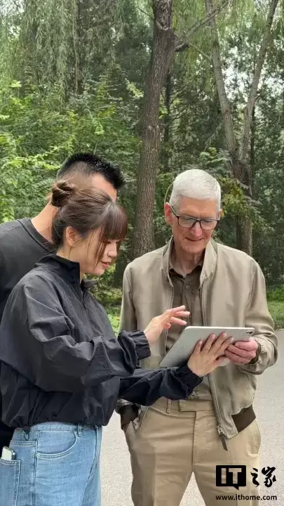 苹果 CEO 库克现身北京，同开发者散步聊天