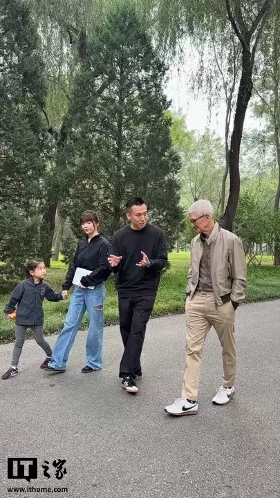 苹果 CEO 库克现身北京，同开发者散步聊天