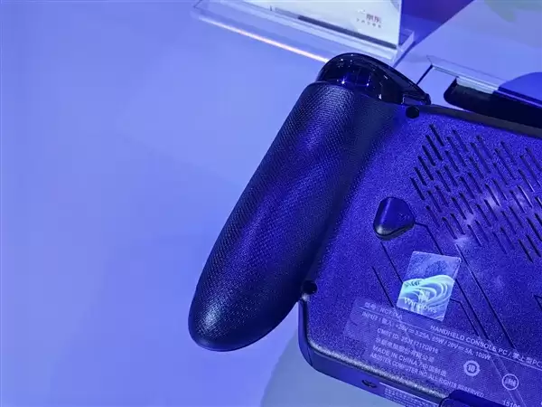 6999元今天上市！ROG XBOX掌机X实拍图来了：黑色外观质感十足