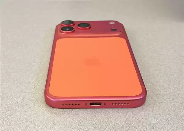 苹果回应橙色iPhone 17 Pro Max褪色成玫瑰金：正常使用不会掉色