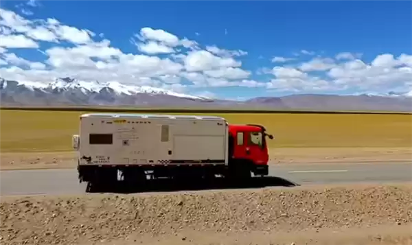 自学电焊木工电工 男子花费近30万自制重卡房车出游