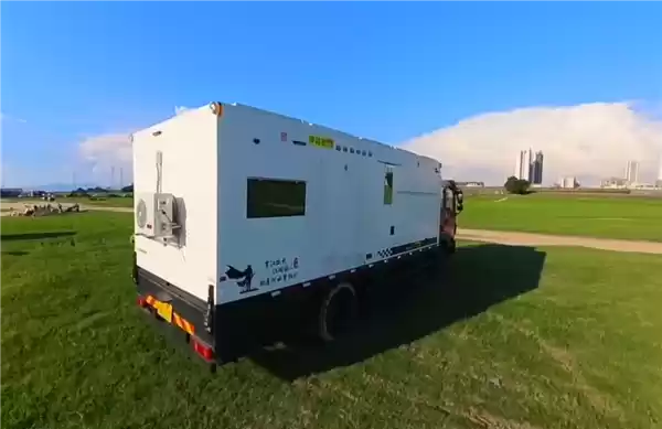 自学电焊木工电工 男子花费近30万自制重卡房车出游