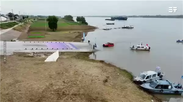 奇瑞越野车成功挑战横渡长江：水深20米 姿态稳如船