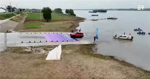 奇瑞越野车成功挑战横渡长江：水深20米 姿态稳如船