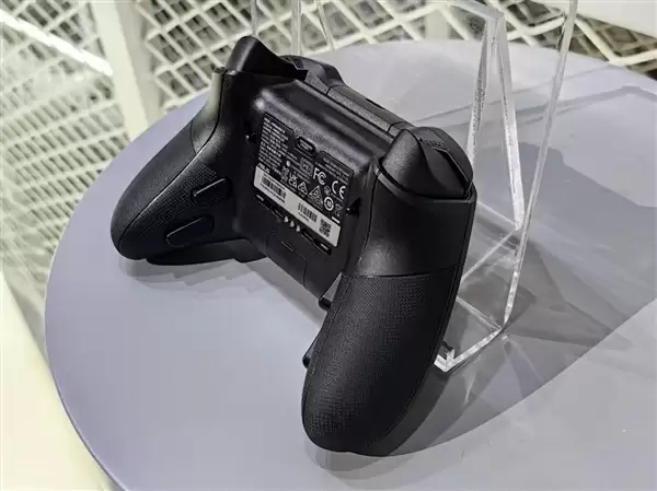 ROG雷切2+XBOX无线手柄正式发布：全新微动按键+TMR摇杆、要价999元